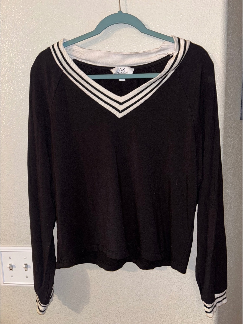 Magaschoni Black Varsity V-Neck Long Sleeve Top - Size Large (L)